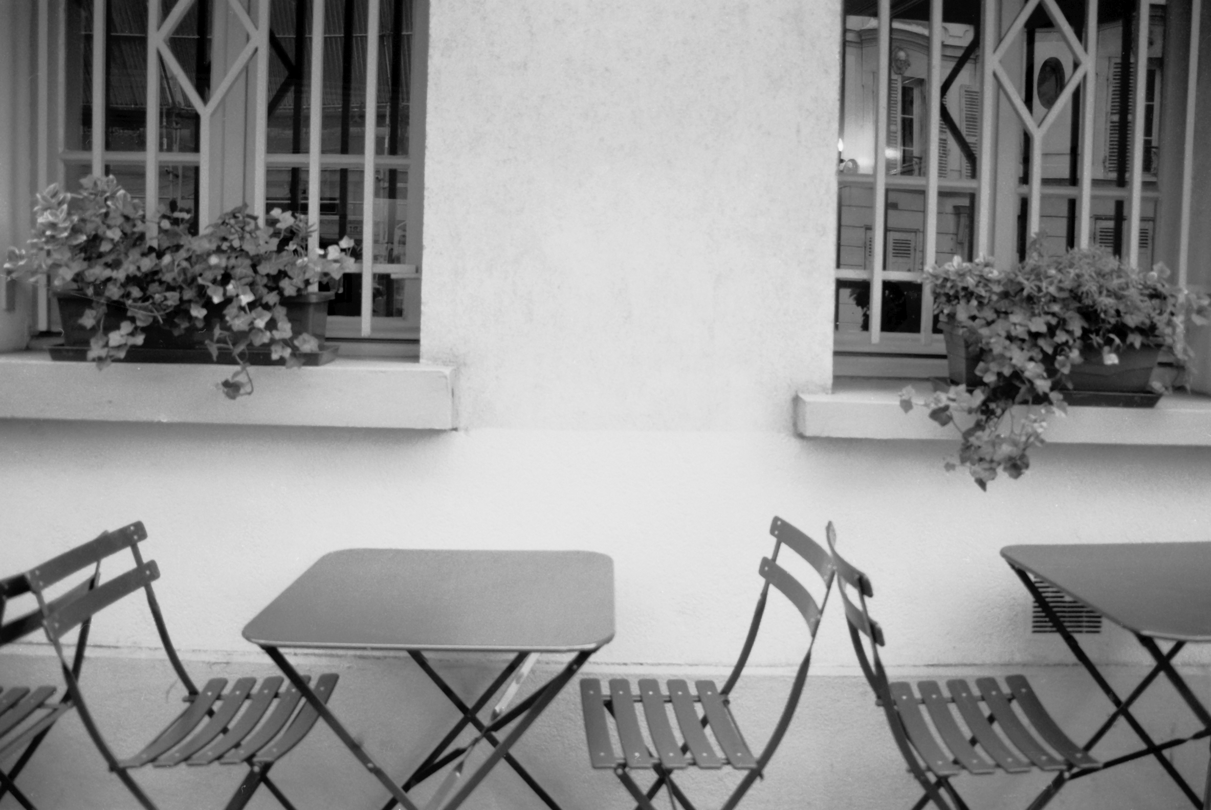 photo of table and chairs at a Paris cafe